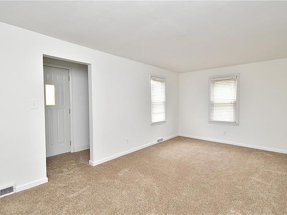5th image of 28 Barnsdale Ave