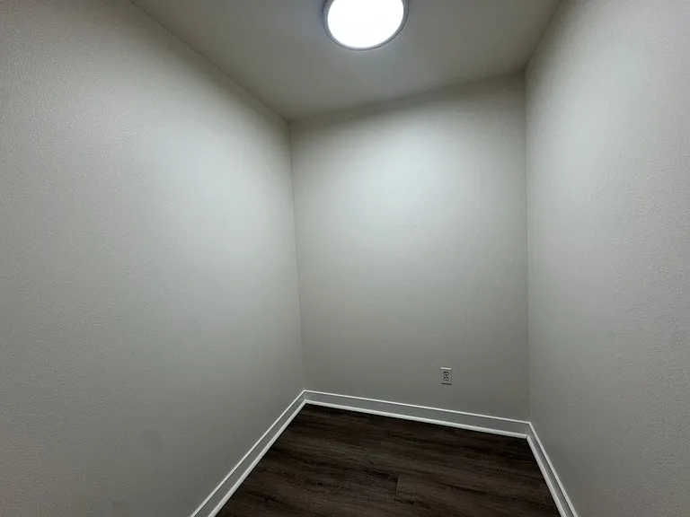 Johnson 943-945 — Photo 18