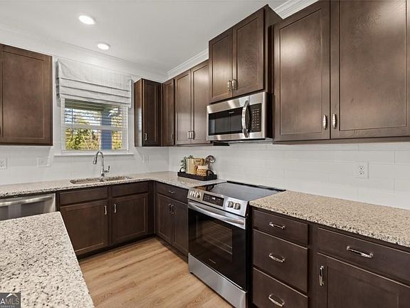 3rd image of 202 Sycamore Ln