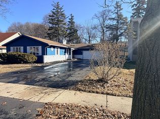 7 Woodhead Dr, Lake Villa, IL 60046