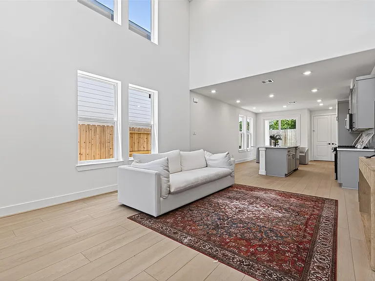 702 Sonfield Dr — Photo 11