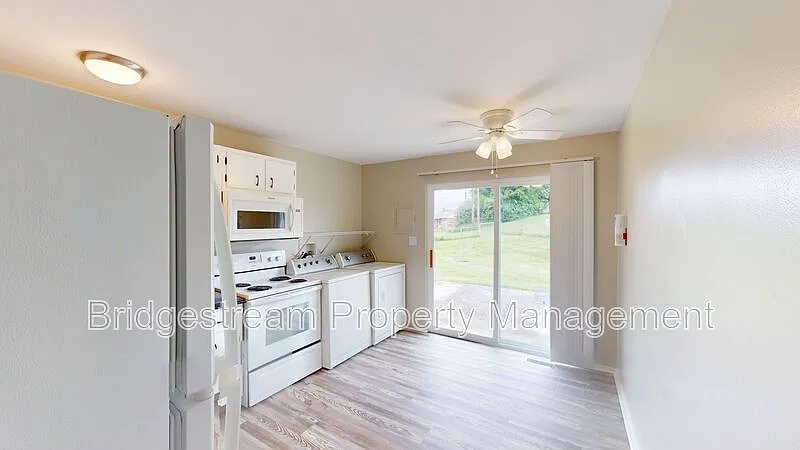 2 bed, 1.0 bath, $950 — Photo 2