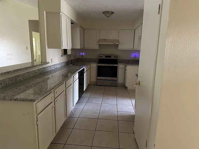 13910 Towne Way Dr — Photo 5