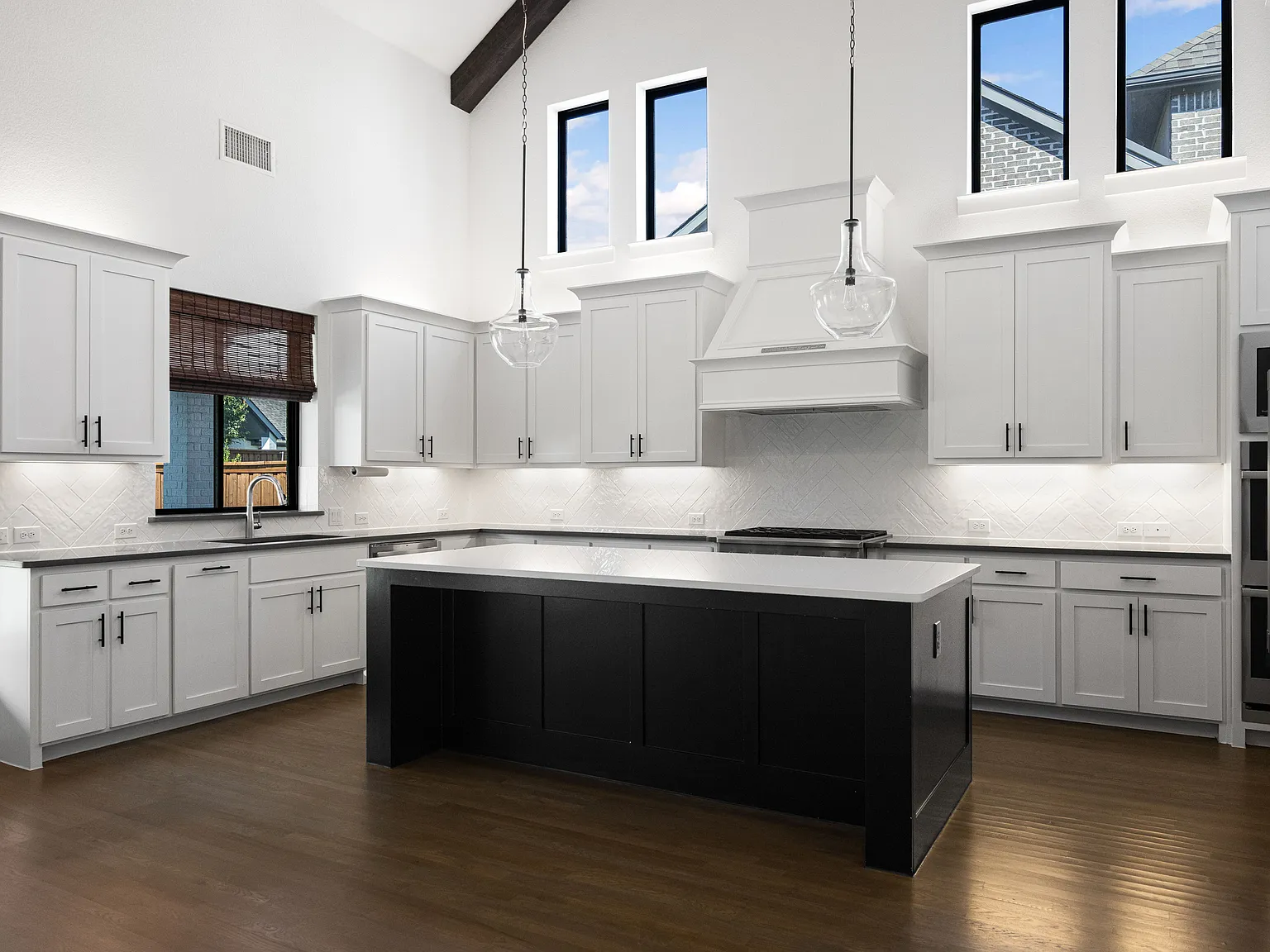 5 bed, 4861 sqft, $5,850 — Photo 3