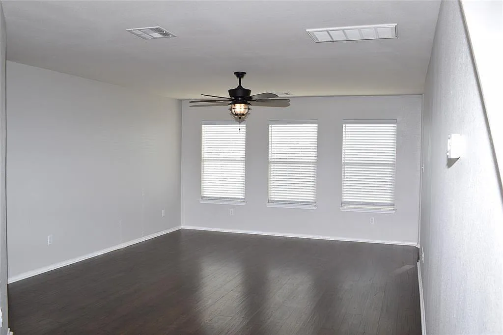 3 bed, 2.5 bath, 1712 sqft, $1,950 — Photo 3