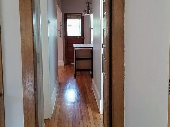 Long Hallway w Privacy door, ideal w roommates