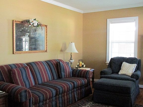 3rd image of 219 Holly Dr