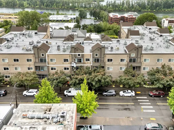 4320 S Corbett Ave APT 302, Portland, OR 97239