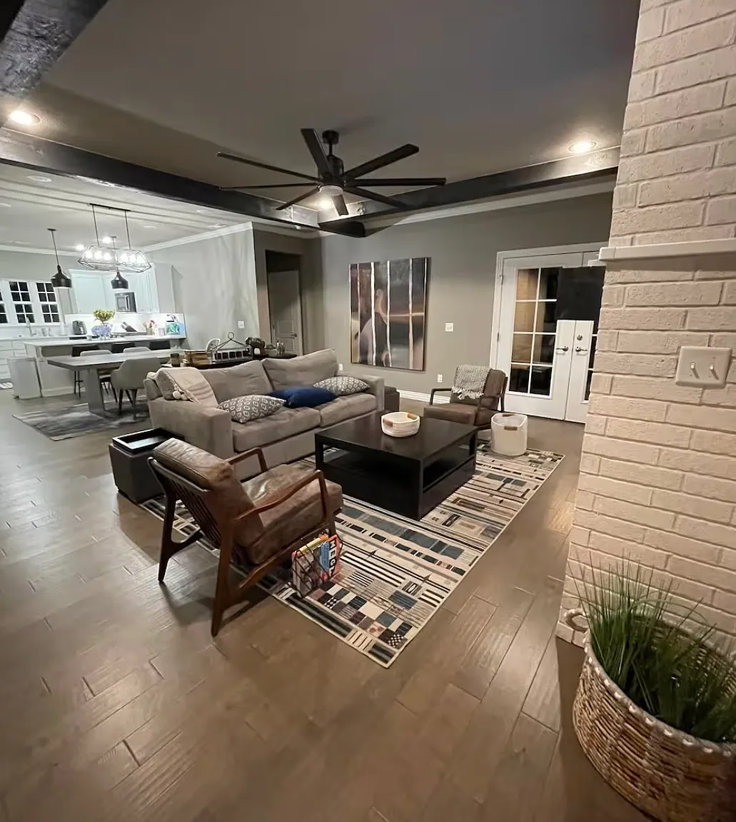 4 bed, 2325 sqft, $3,284 — Photo 2