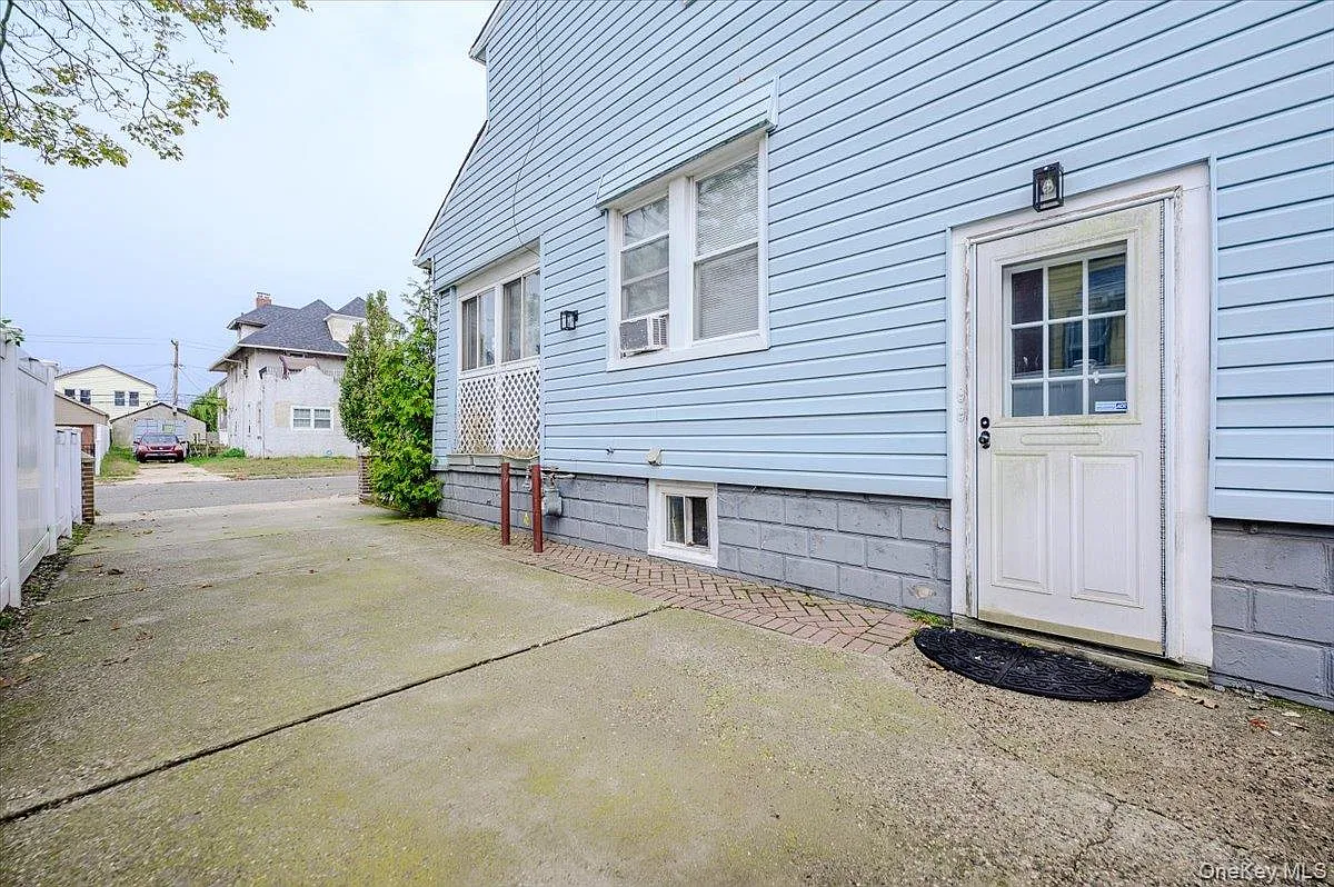3 bed, 2.0 bath, 2339 sqft, $3,500 — Photo 2