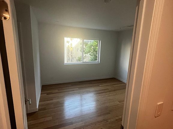 5th image of 418 S Commonwealth Ave #106