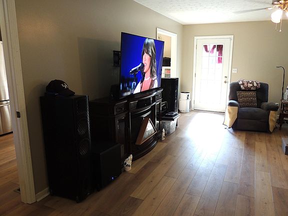 5th image of 104 Thomas St