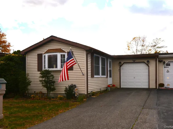 19 Dogwood Lane, Manorville, NY 11949