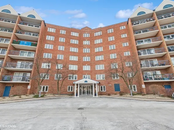 7120 N Milwaukee Ave APT 705, Niles, IL 60714