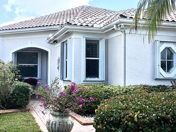 4th image of 2558 Bay Pointe Dr