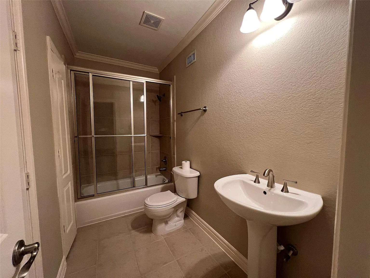 3 bed, 3.5 bath, 2482 sqft, $3,200 — Photo 4