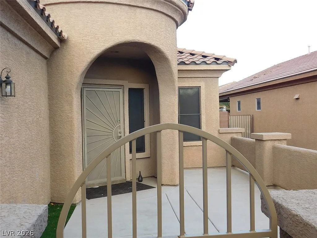 3 bed, 2.0 bath, 1726 sqft, $2,100 — Photo 2