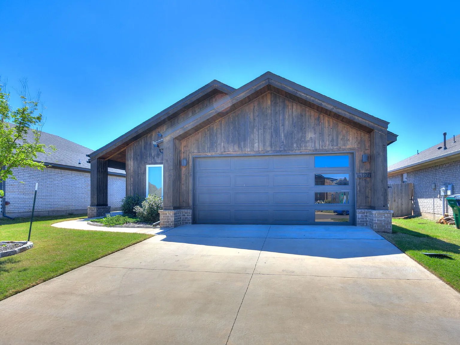 3 bed, 2.0 bath, 2879 sqft, $2,495 — Photo 2