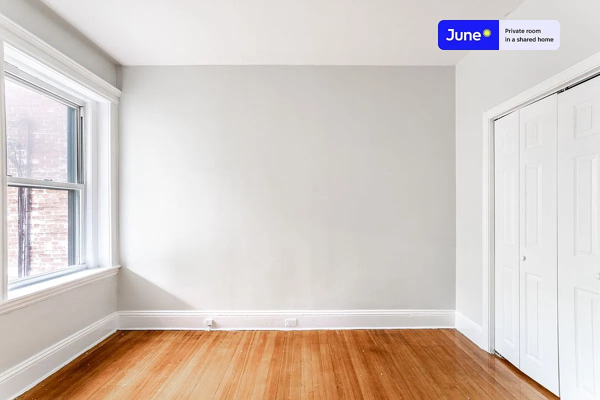 Queen bedroom in 4 bed/2 bath home in Brookline #1286 B — Photo 3