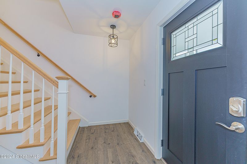 4th image of 9 Leonard Avenue