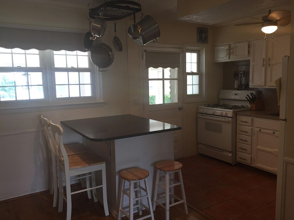 Eat in kitchen with quarts countertop Garbage disposal Dishwasher in island