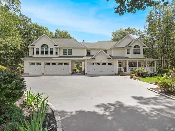 396 Eastport Manor Rd, Manorville, NY 11949