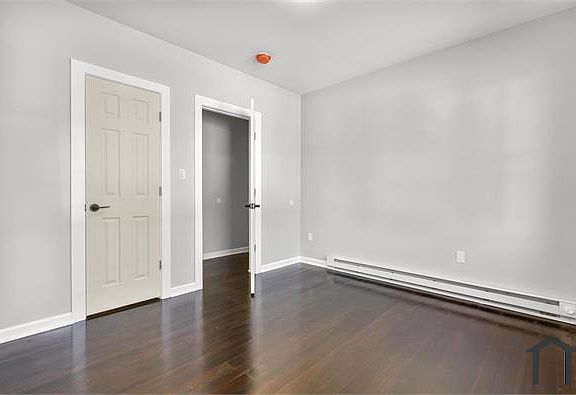 3rd image of 228 Cooke St