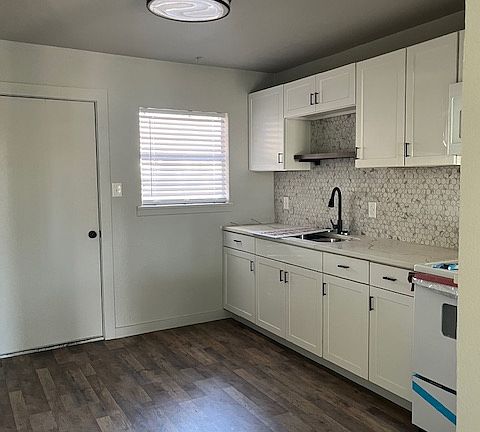 3rd image of 421 Byrne St