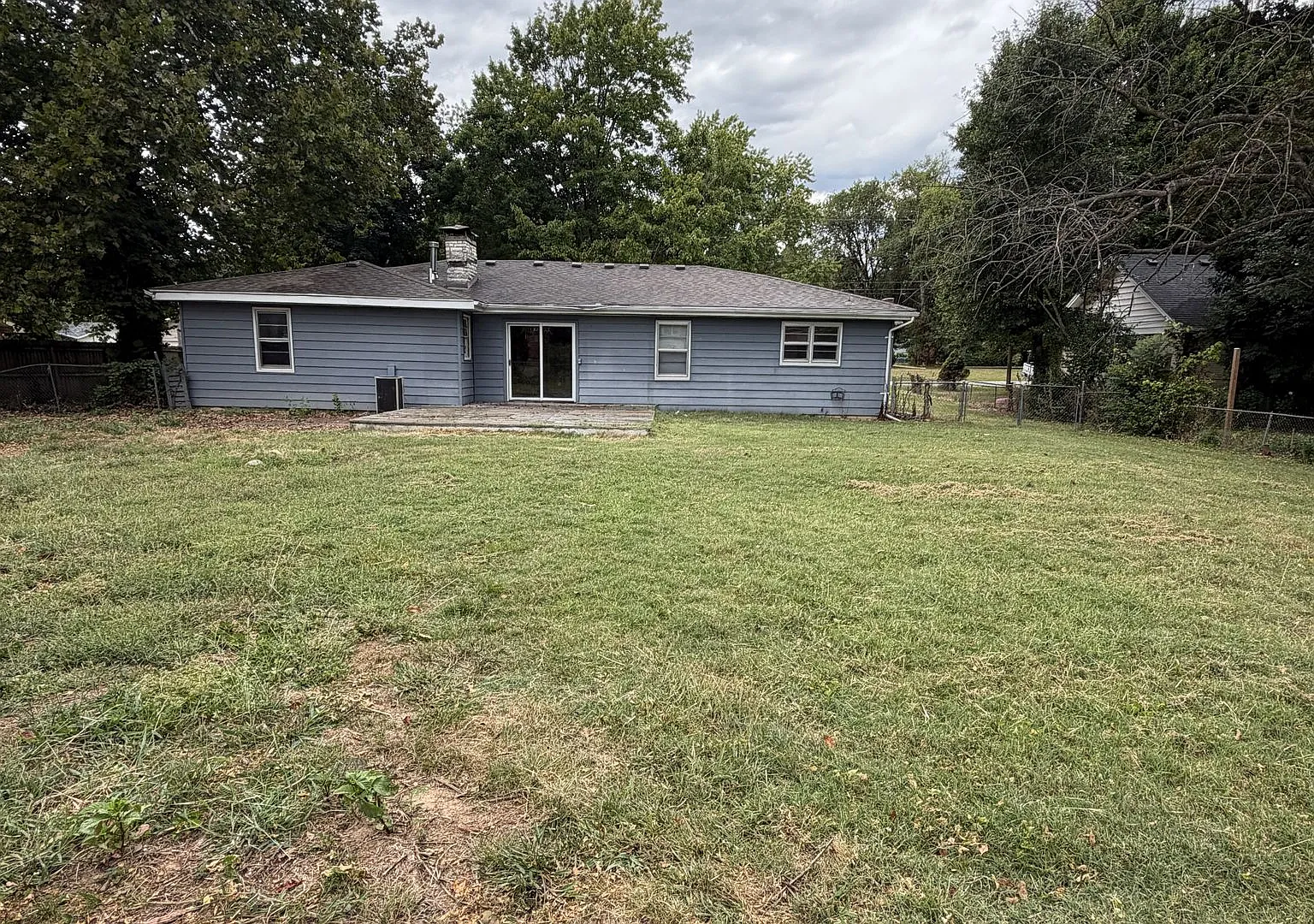 4 bedroom 2 bath house with large backyard — Photo 2
