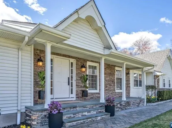 12 Possum Trl, Upper Saddle River, NJ 07458