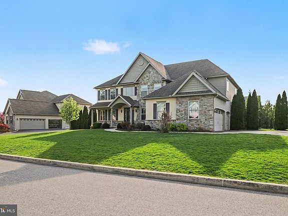 4th image of 1405 Summit Way