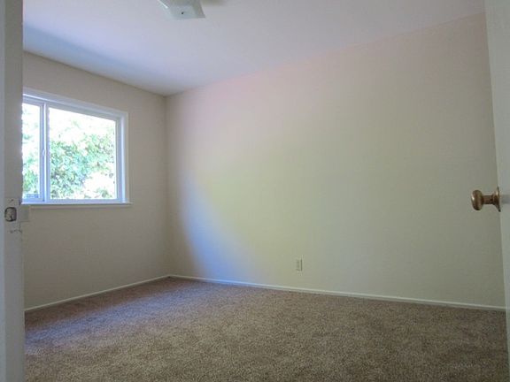 3rd image of 121 Pecks Ln