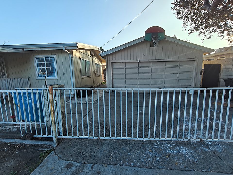 1st image of 320 Bell St