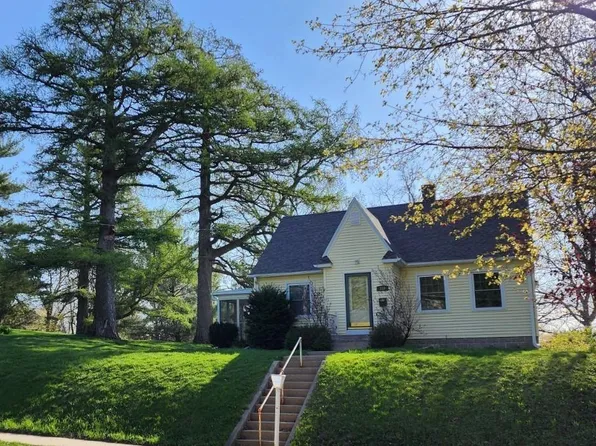 359 S Vine St, West Union, IA 52175