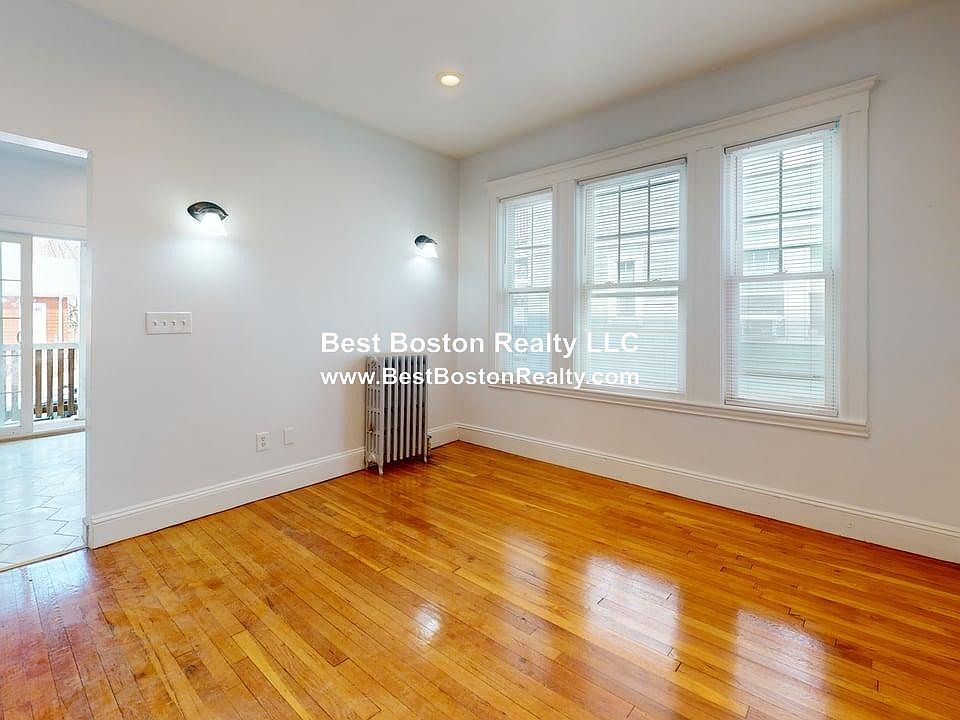 1st image of 202 Baker St APT 2
