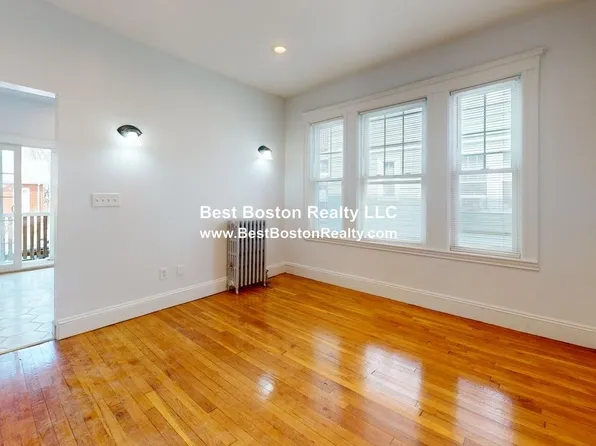 202 Baker St APT 2, West Roxbury, MA 02132