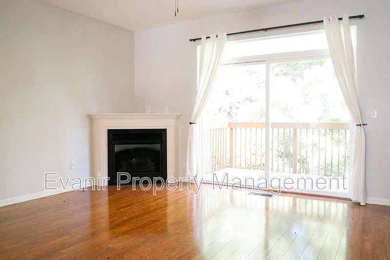 2 bed, 2.5 bath, 1408 sqft, $1,650 — Photo 4