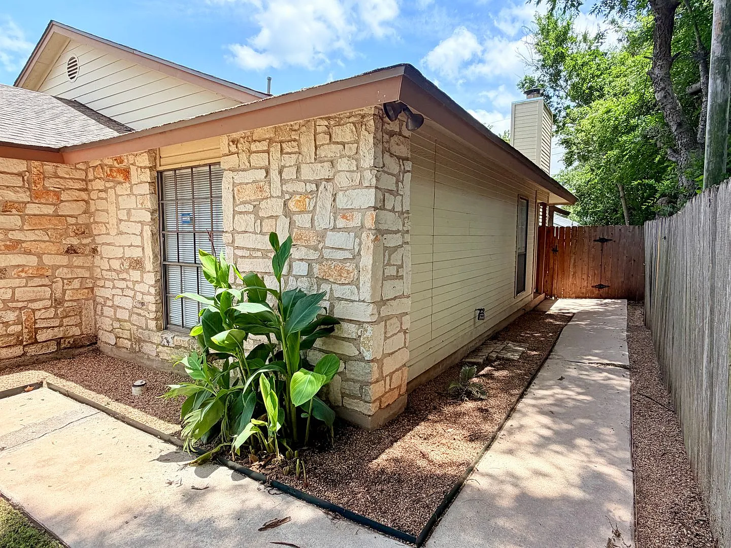 Great, well-maintained single-story duplex tucked away on a quiet cul-de-sac! — Photo 2