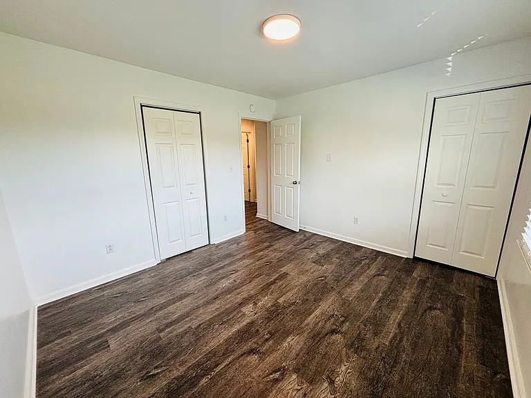 2 Bedroom, 1 Bath Apartment — Photo 40