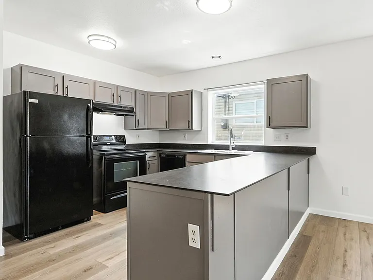 10033 N Lombard St — Photo 14
