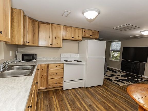 5th image of 915 Maple Ave