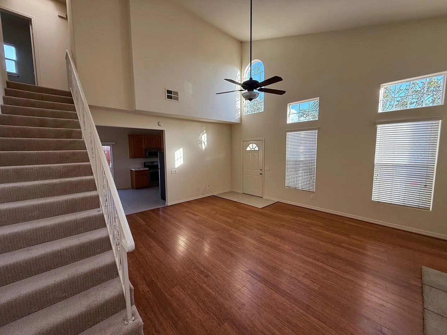 Large 4 Bedroom 3 Bath House w/ 2 car garage — Photo 3
