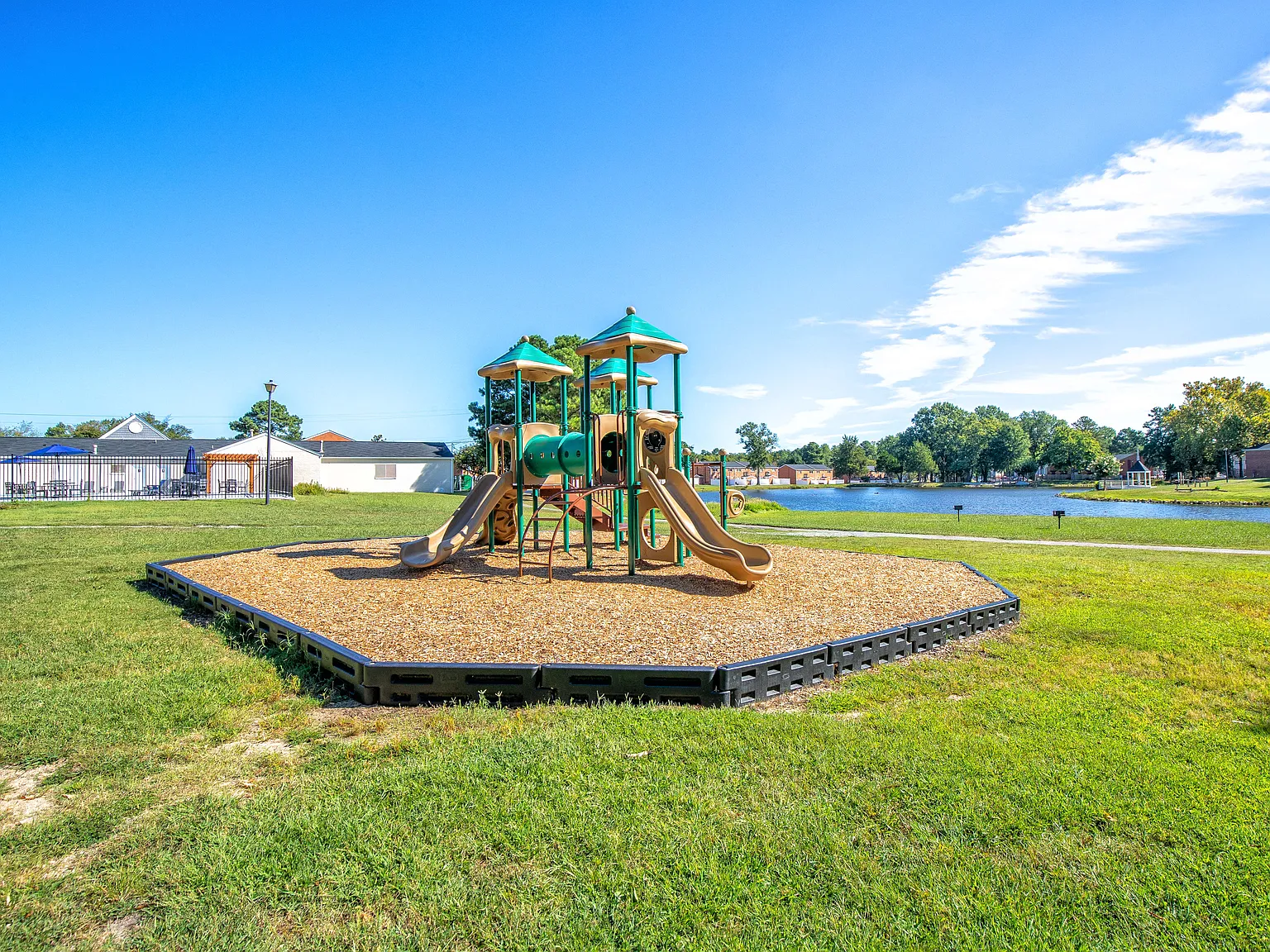 Crystal Lakes Apartments — Photo 3