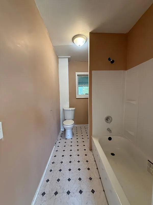 2 bed, 1.5 bath, 2524 sqft, $1,200 — Photo 4