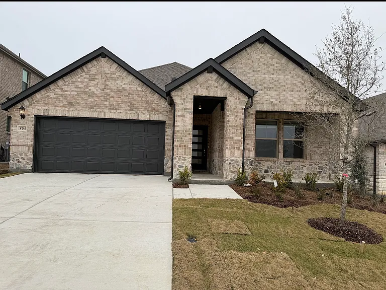 716 Edgehurst Dr — Photo 1