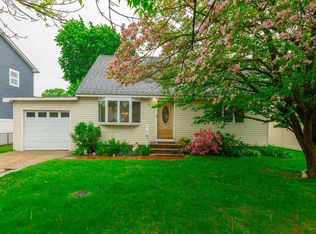 37 Boblee Ln, Hicksville, NY 11801