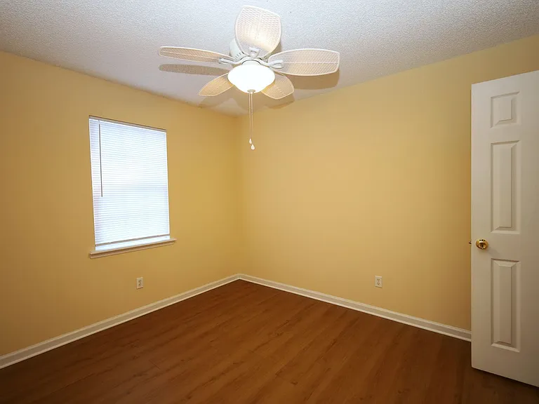 1727 Largo Cir — Photo 8