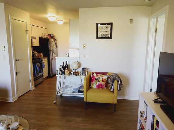 Living Room Connect to the Kitchen