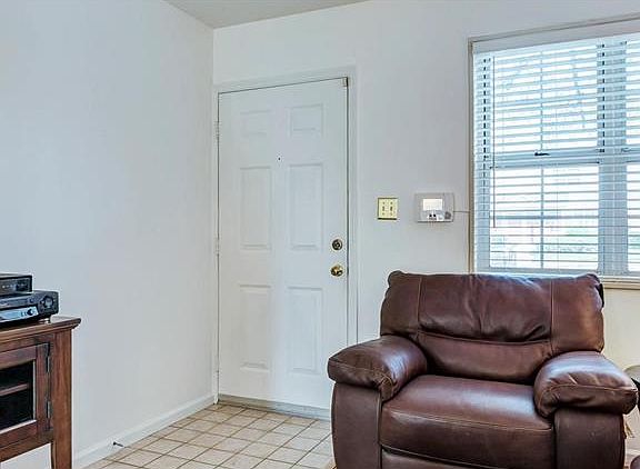 3rd image of 1614 Oriole Ln
