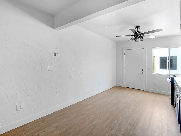 5926 S Hoover St — Photo 7